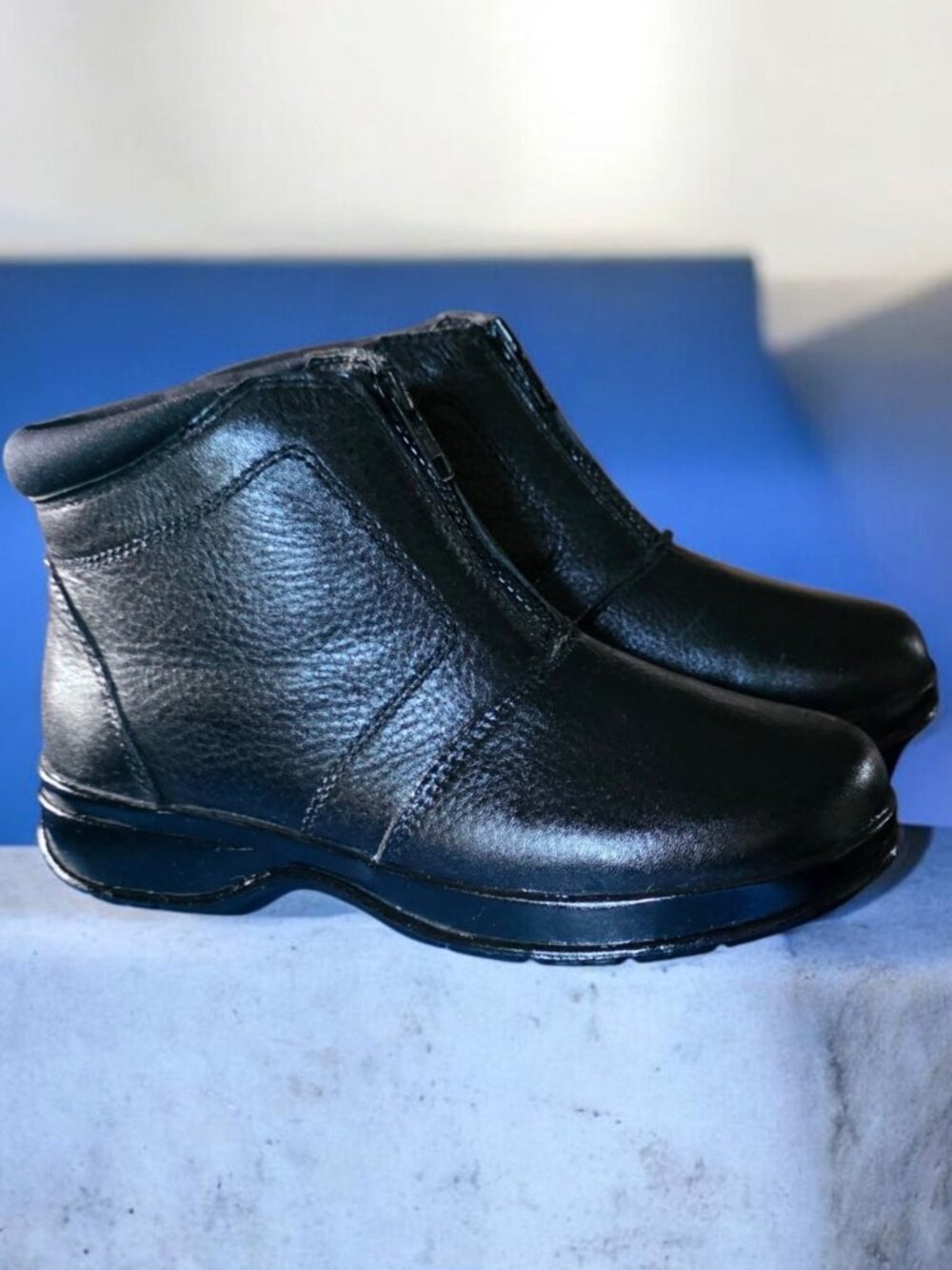 NWOB COBBIE CUDDLERS ( 6.5 ) Black Pebbled Leather Front Zip Ankle Boots - Picture 4 of 9
